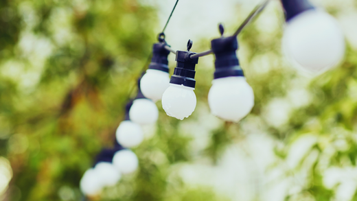 Comment accrocher guirlande lumineuse exterieur ?