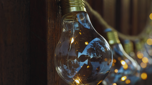 Comment accrocher une guirlande lumineuse au mur sans trou ?