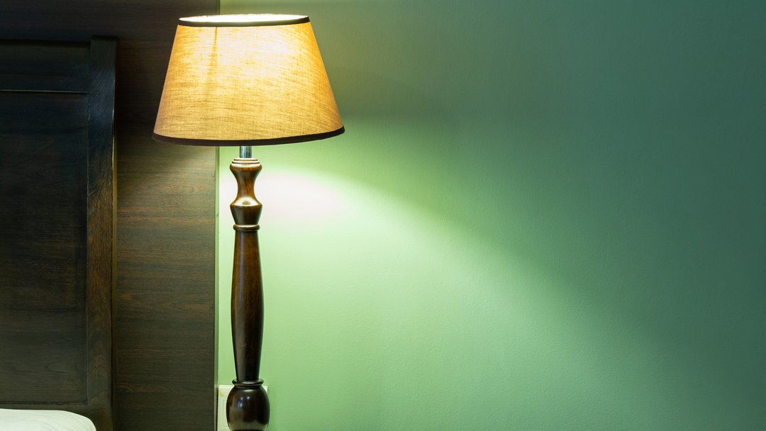 Comment changer une douille de lampe de chevet ?