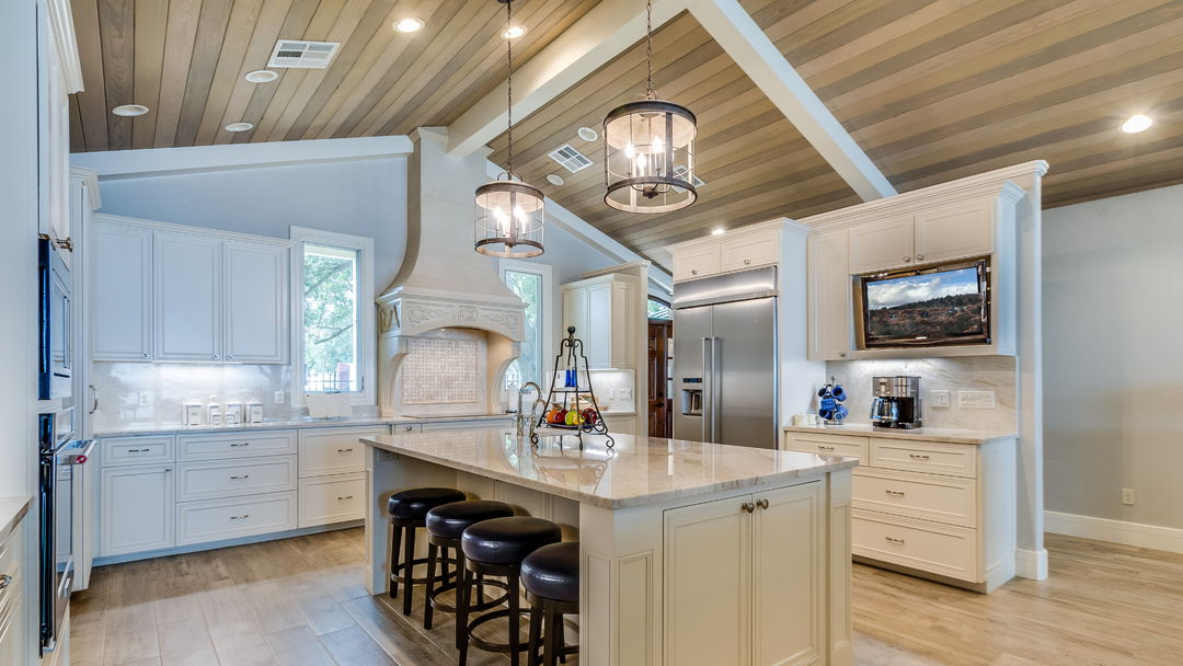 Comment installer une suspension sur un plafond en pente ?