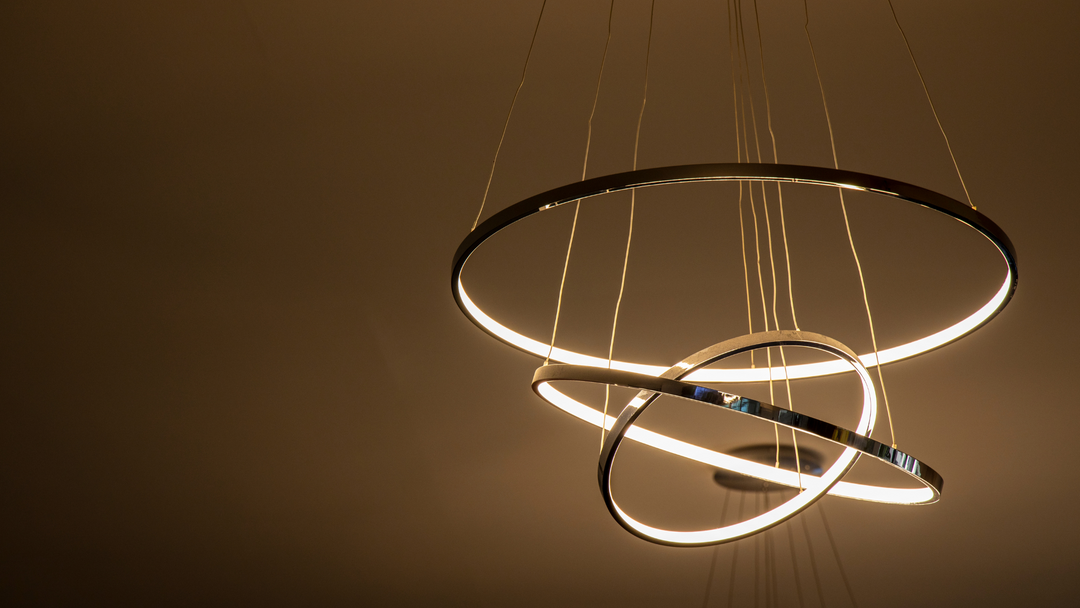 Comment poser un lustre sans crochet ?