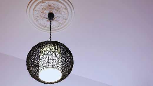 comment accrocher un abat jour au plafond ?